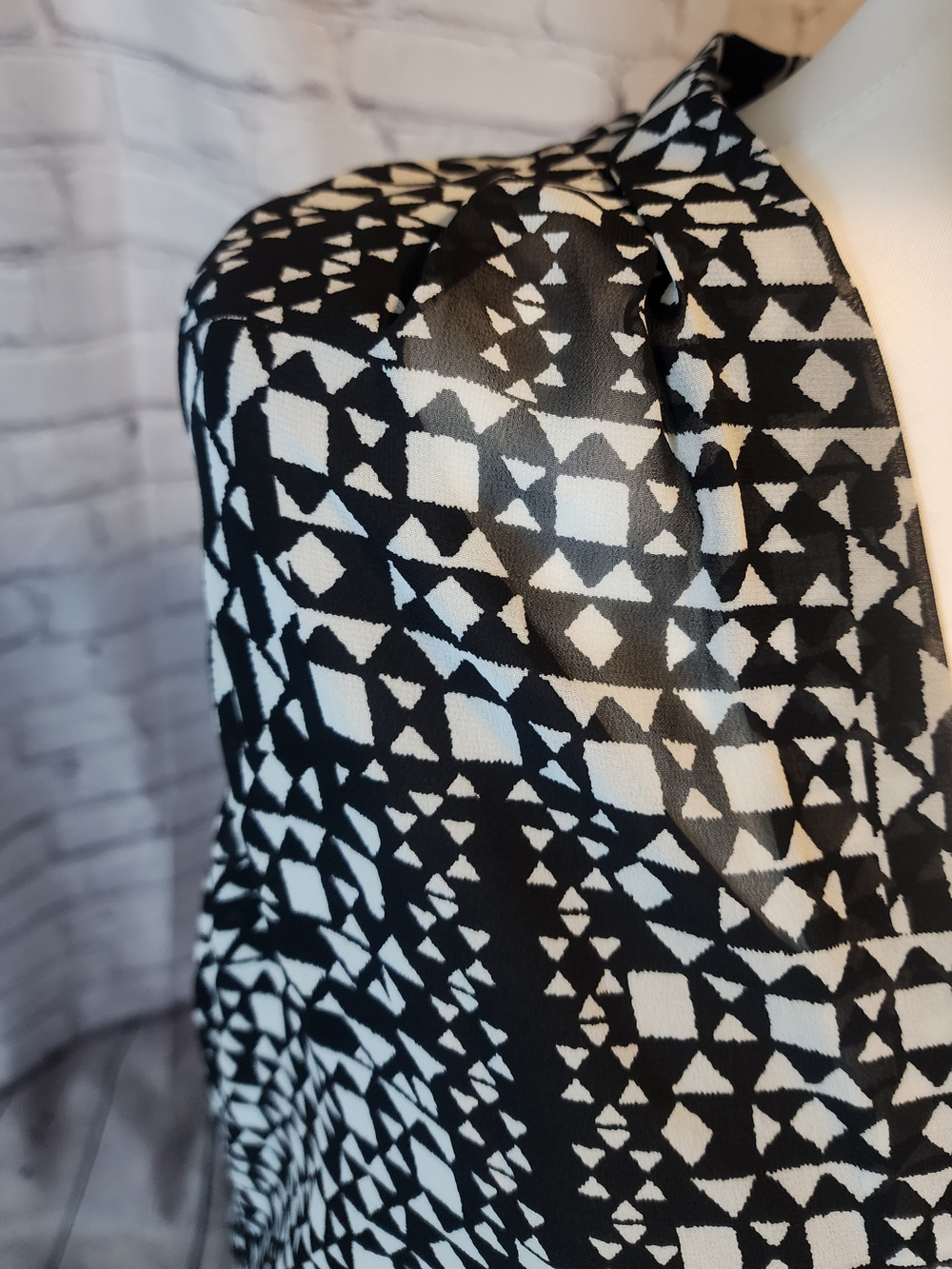 Vince Camuto Black and Pink Tagged Geometric Print Top - Picture 4 of 4